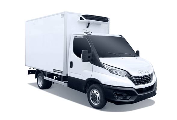 Camion frigorifique Iveco Daily blanc, équipé d'une caisse Lamberet et d'un groupe de froid. Véhicule isolé pour transport de marchandises.