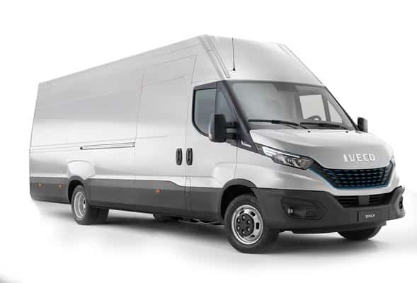 IVECO Daily électrique : fourgon utilitaire neuf et moderne IVECO Daily : grand fourgon utilitaire électrique gris argenté, avec toit haut et pare-chocs noirs. Texte visible : IVECO, DAILY.