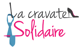 La Cravate Solidaire : Logo, cravate bleue et chaussure à talon. Logo La cravate Solidaire, avec une cravate bleue et un soulier à talon noir en symbole d'inclusion professionnelle. Le mot Solidaire est écrit en rose.