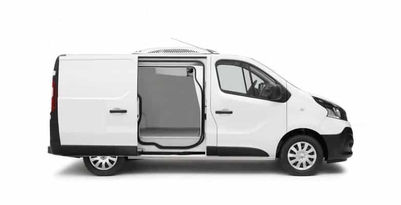 Fourgon utilitaire blanc : accès facile avec porte coulissante ouverte. Van utilitaire blanc. La porte latérale coulissante est ouverte, révélant la cabine de chargement vide et optimisée pour la livraison.