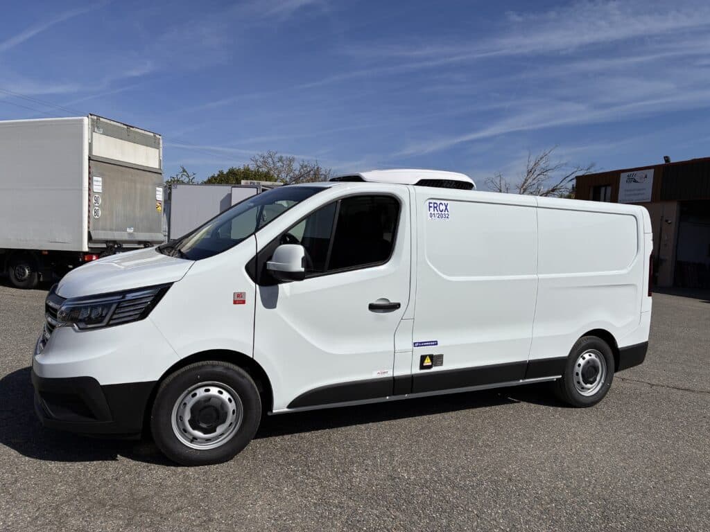 Fourgon Frigorifique Renault Lamberet FRCX 01/2032 Fourgon frigorifique Renault blanc avec marquage FRCX 01/2032 et logo Lamberet, garé sur un parking ensoleillé.